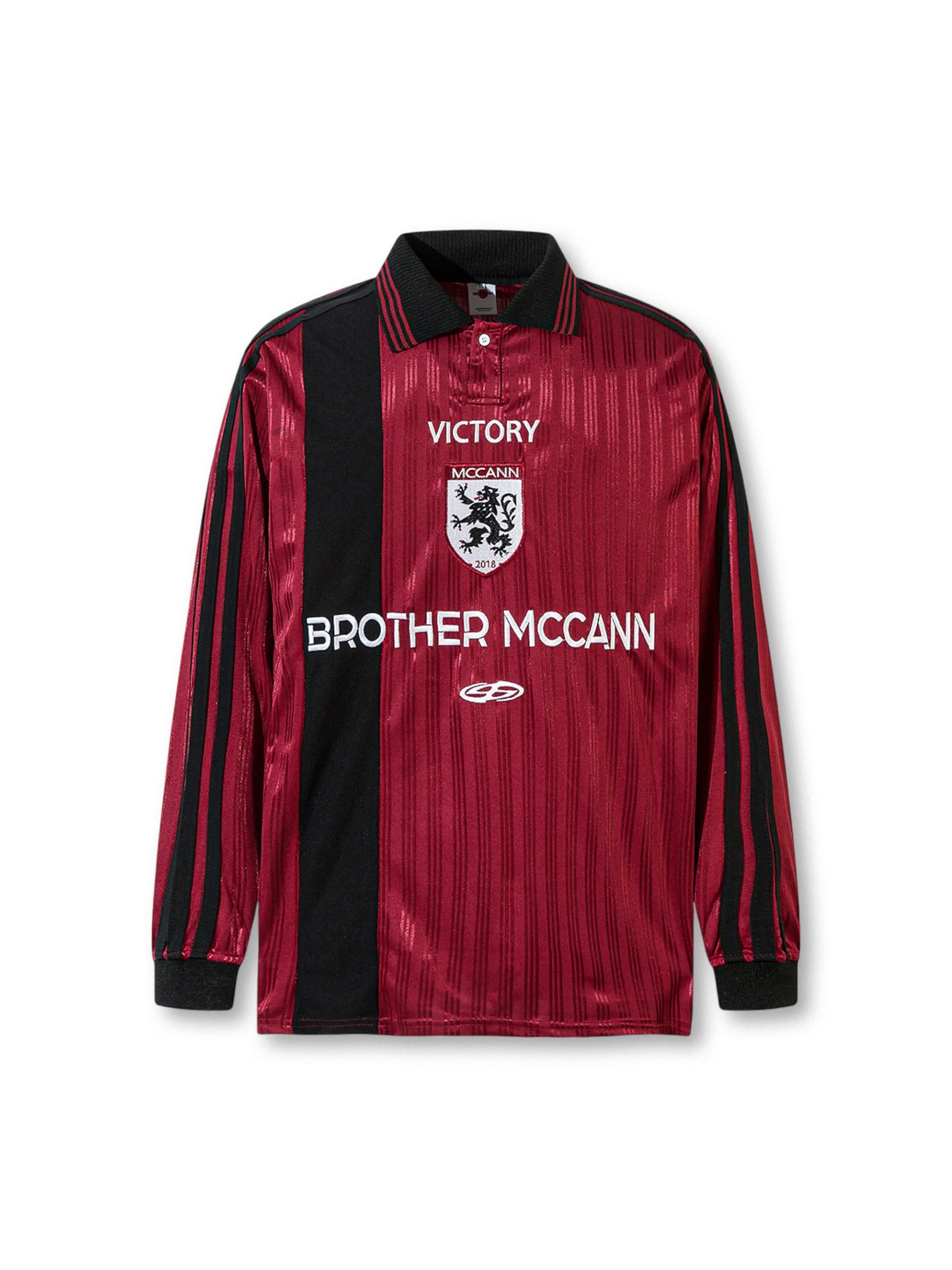 1990年代北米フットボールジャージ風の配色パネルとリブライン、胸元にクレスト刺繍と立体ラバーロゴをあしらった速乾性ポリエステルニットのポロシャツ。