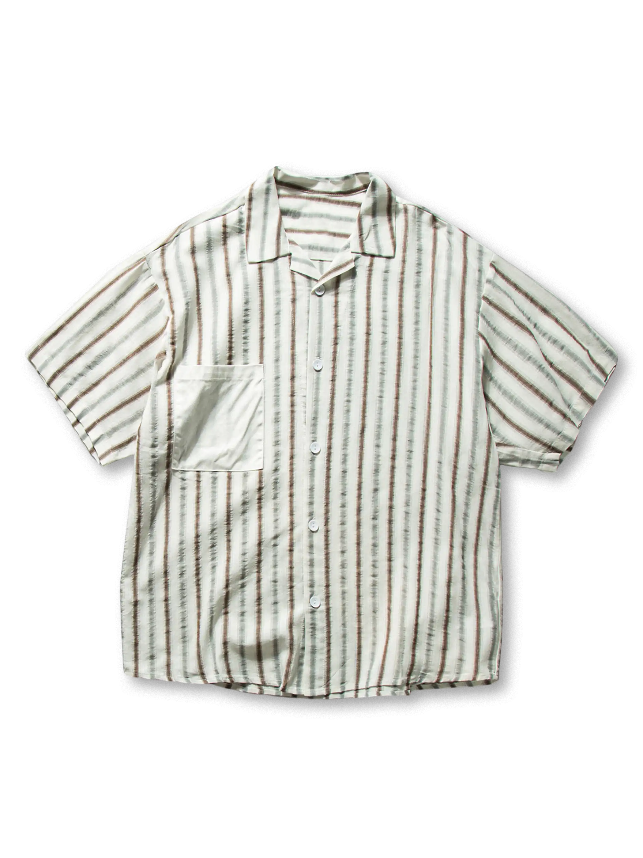 淡いブラウンとグリーンのストライプに異素材パッチポケットを配したナイロン素材のキューバカラーシャツ、リゾートにも最適