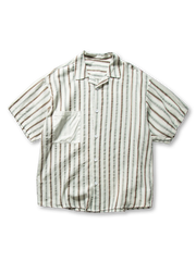 淡いブラウンとグリーンのストライプに異素材パッチポケットを配したナイロン素材のキューバカラーシャツ、リゾートにも最適