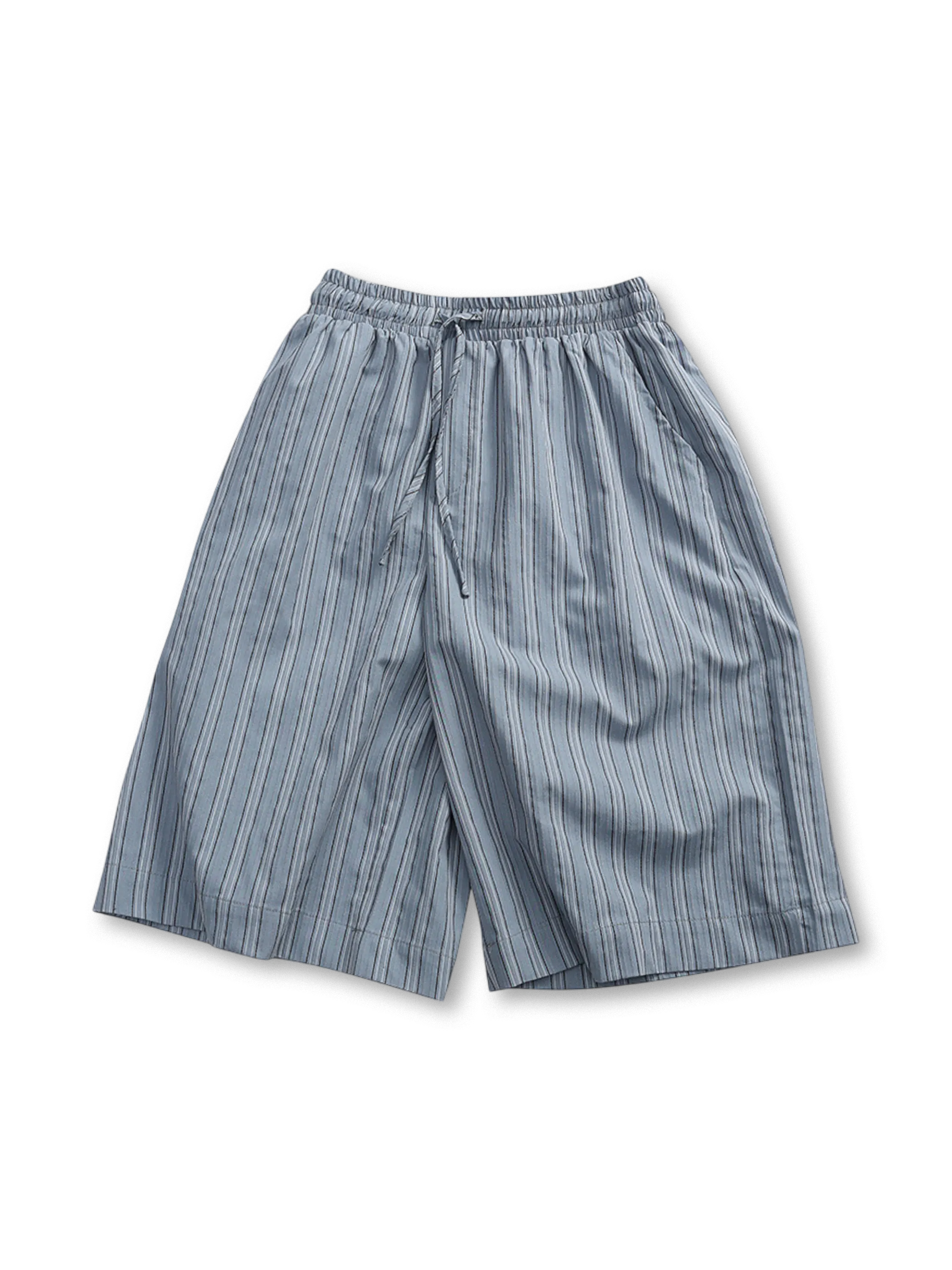 縦縞テクスチャードとドローコードウエストが特徴のヴィンテージストライプショーツ
