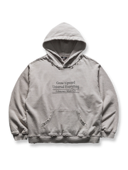 ダメージ加工とプリントが特徴の100%コットンフーディ。ゆったりシルエットとカンガルーポケットを備えたヴィンテージ風パーカー。