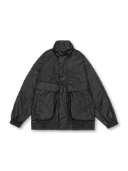 スタンドカラーとポケットが特徴の軽量ヴィンテージ風ジャケット。ゴム裾袖で快適な着心地。