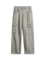 ウォッシュ加工と多ポケットが特徴のヴィンテージ風カジュアルパンツ