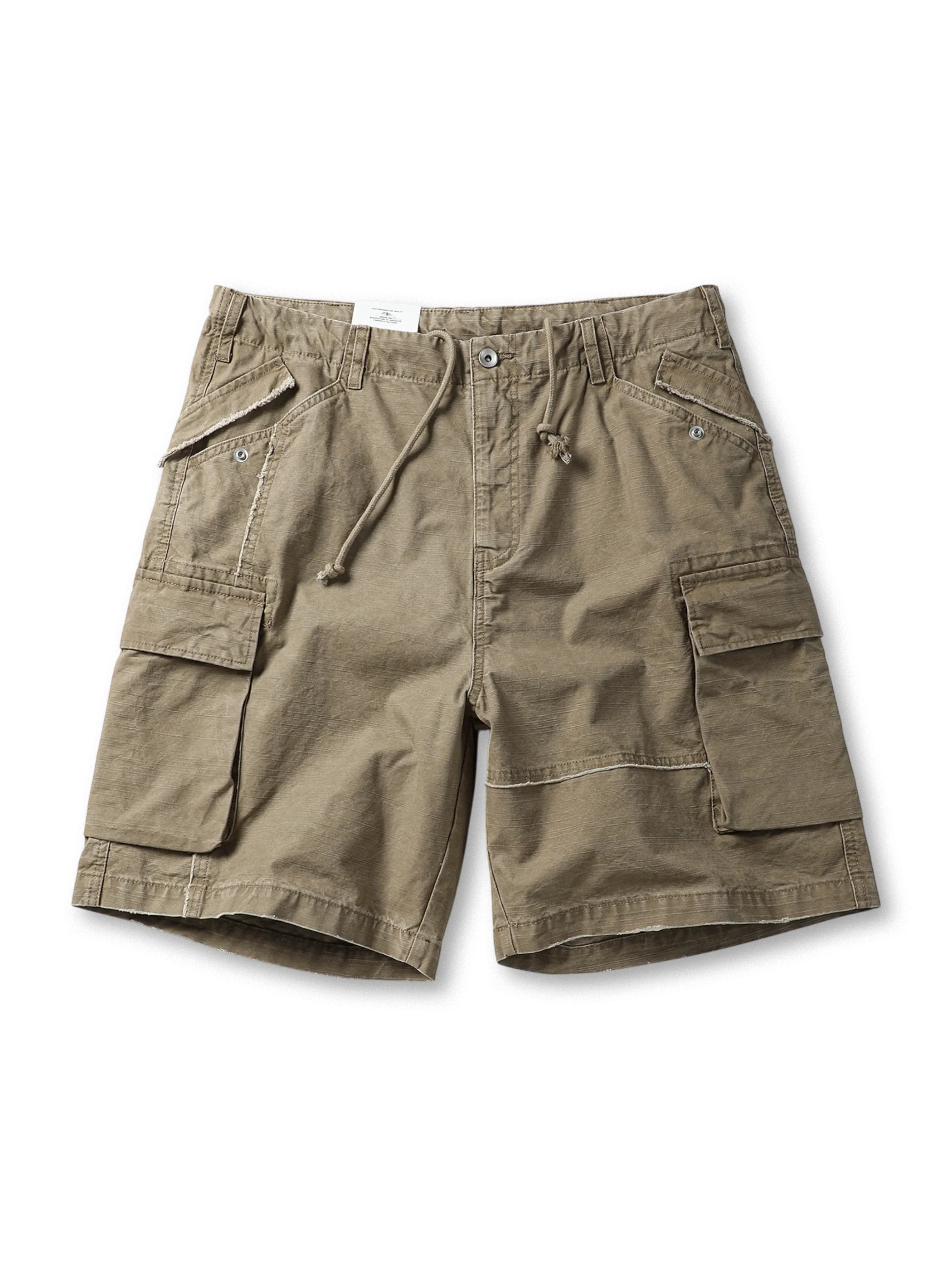 ウォッシュ加工と多ポケットが特徴のヴィンテージ風ショートパンツ