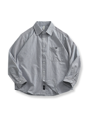 細ストライプ柄と胸ポケットが特徴のヴィンテージ風長袖シャツ、ゆったりシルエットで快適な着心地