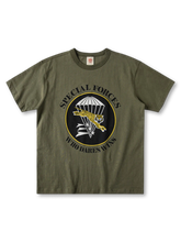 南ベトナム特殊部隊モチーフの虎パラシュートプリントが映えるヴィンテージ風Tシャツ