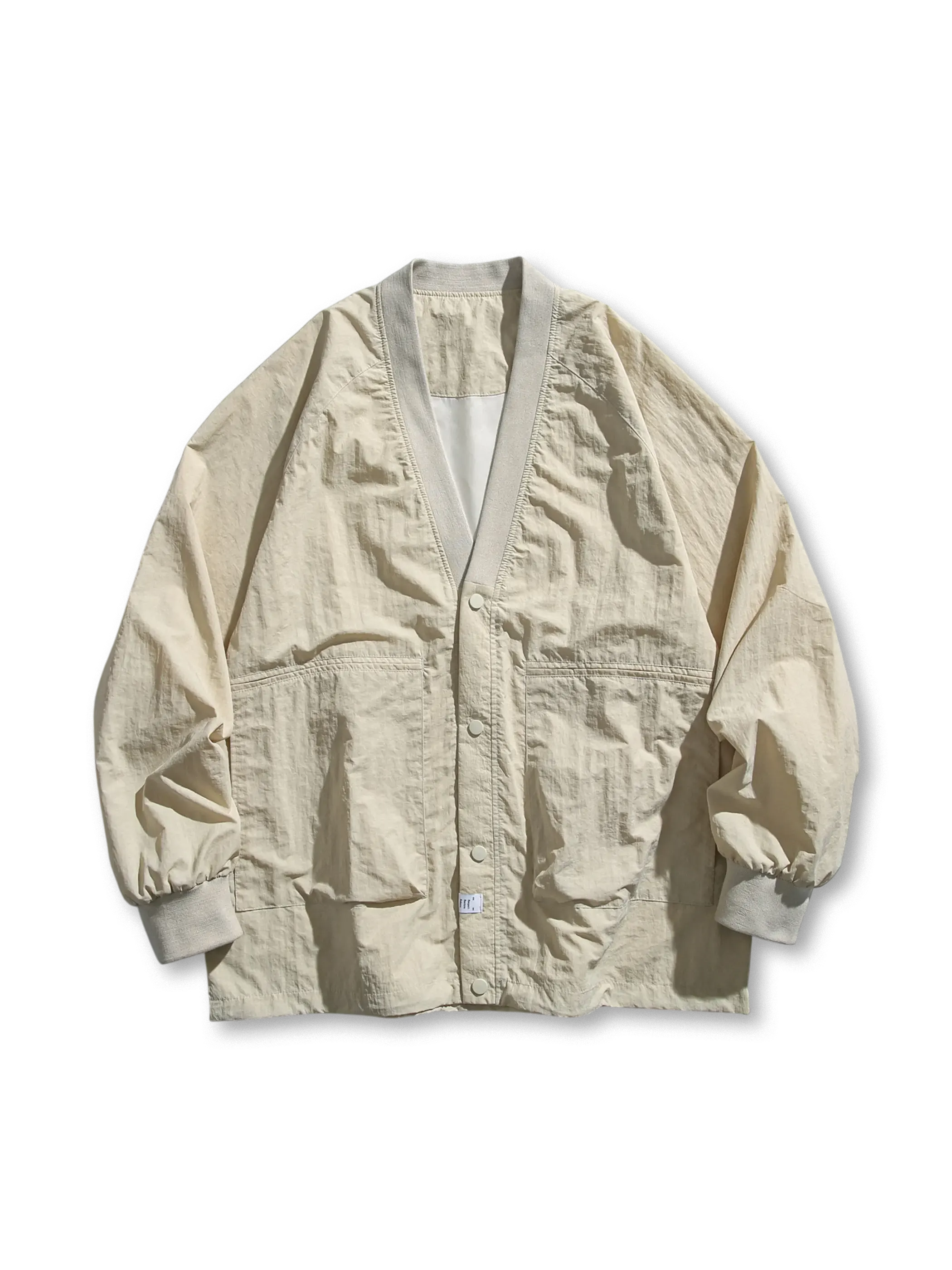 ノーカラーVネックとはんてん風ゆったりシルエットが特徴の軽量ワークジャケット。男女兼用で多用途に活躍。