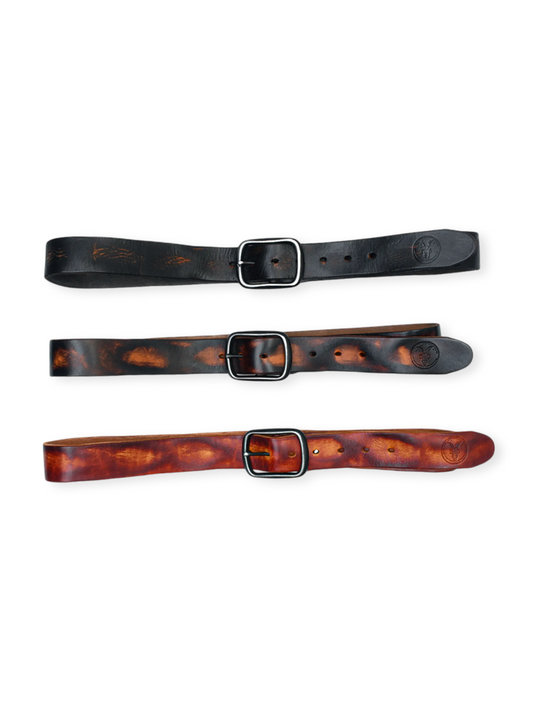 頭層植鞣牛革使用のウォッシュ加工ヴィンテージベルト。クラシックスナップバックルと丁寧なステッチ付き。