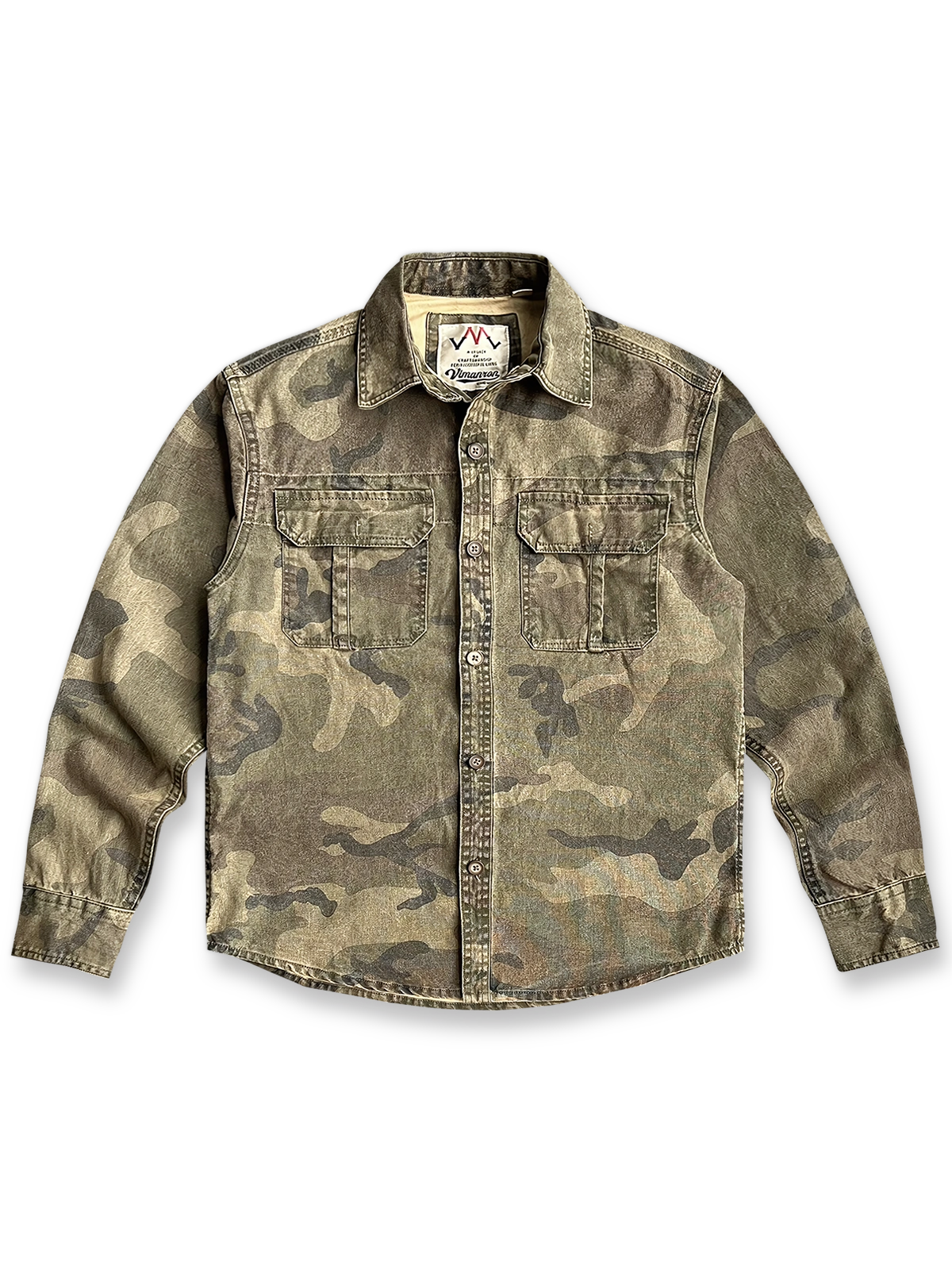 ヴィンテージウォッシュ加工を施したコットン製迷彩ワークシャツ。ダブルポケットとルーズシルエットが特徴。
