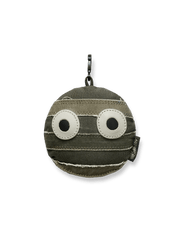 ウォッシュ加工を施したキャンバス素材にカートゥーンフェイスをあしらったヴィンテージチャーム