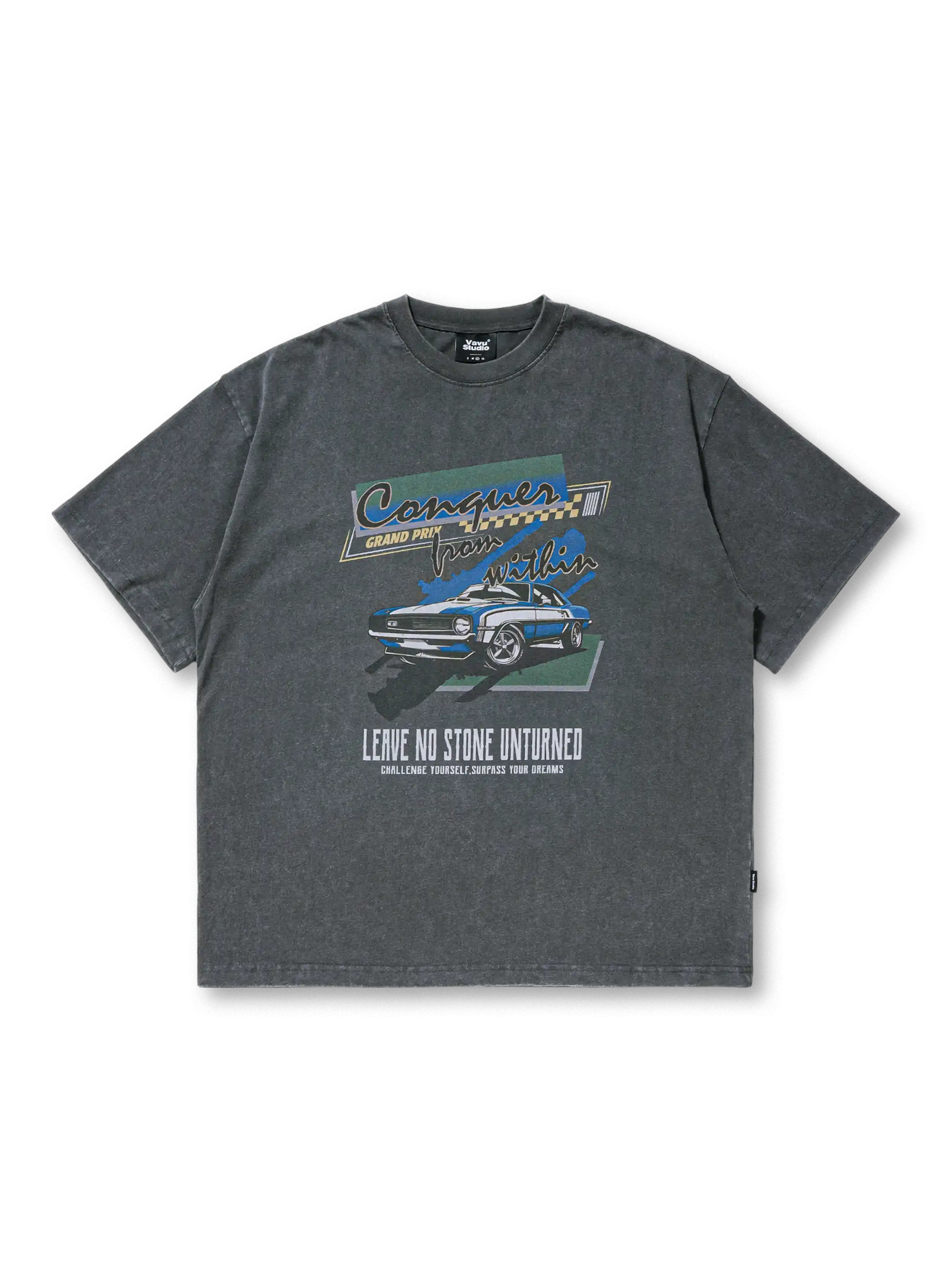 ヴィンテージウォッシュ加工が施されたクラシックカーのグラフィックプリントTシャツ。ゆったりとしたルーズフィットで通気性に優れる。