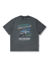 ヴィンテージウォッシュ加工が施されたクラシックカーのグラフィックプリントTシャツ。ゆったりとしたルーズフィットで通気性に優れる。