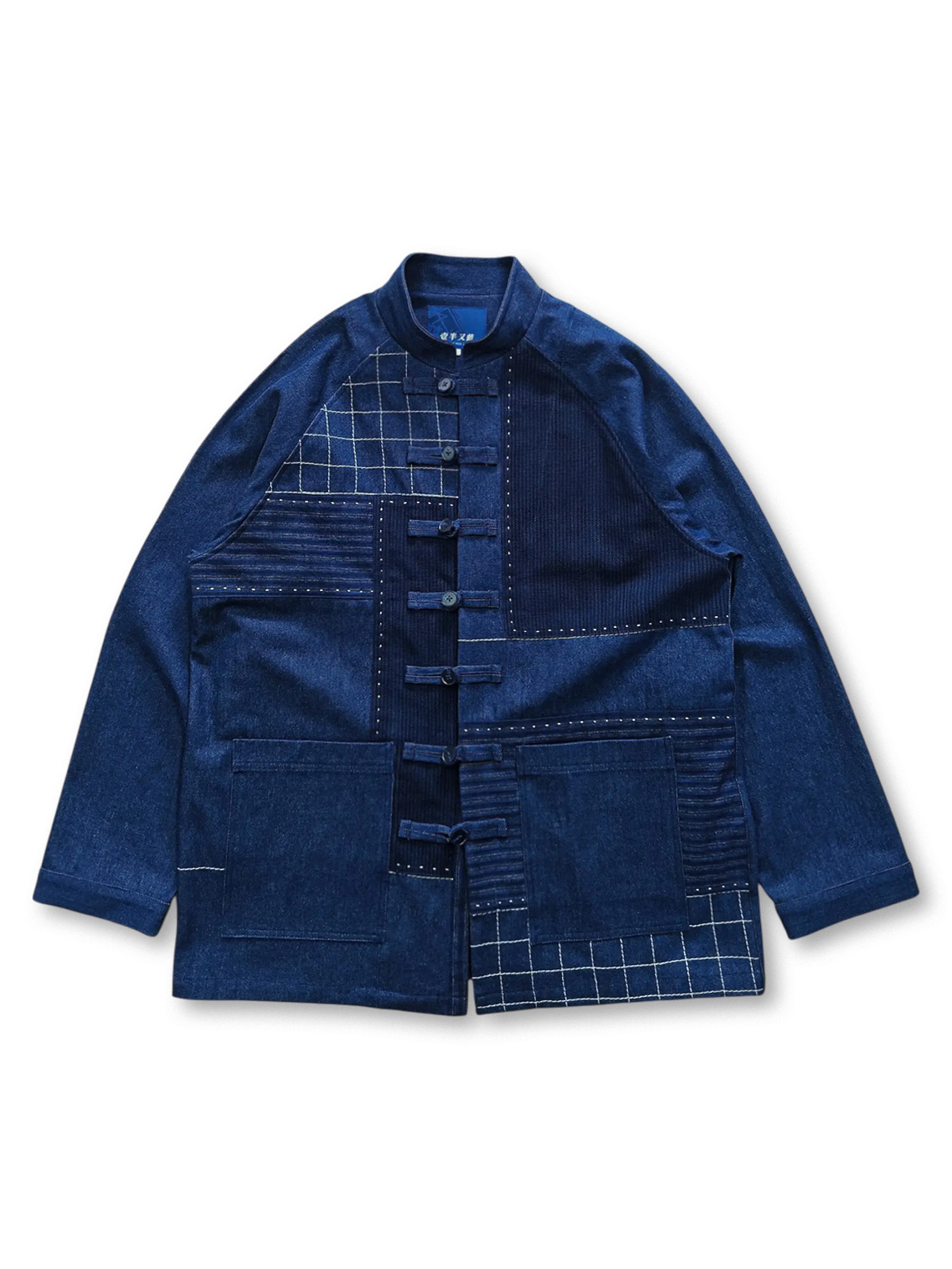 デニムとインディゴ手織り布のパッチワークが特徴のヴィンテージウォッシュジャケット