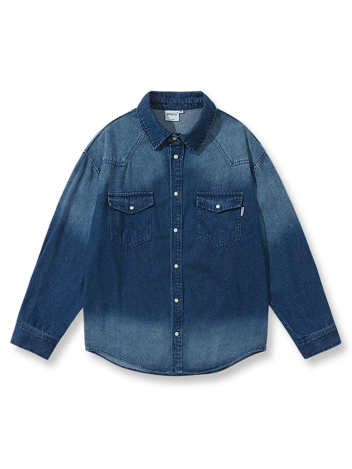 ヴィンテージウォッシュ加工とパールボタンが特徴のデニムシャツ