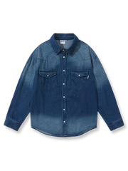 ヴィンテージウォッシュ加工とパールボタンが特徴のデニムシャツ
