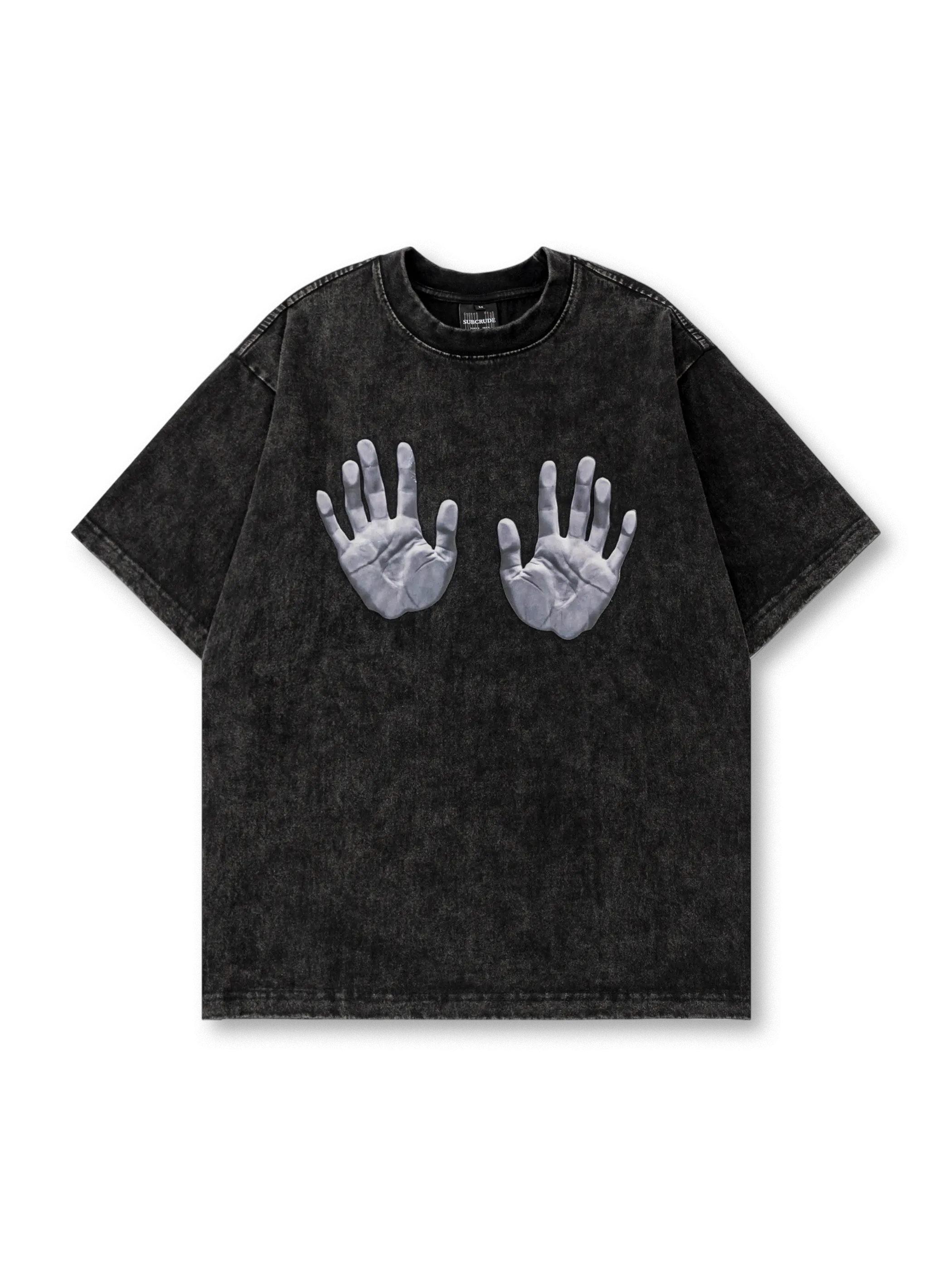 ヴィンテージウォッシュ加工のブラックコットンTシャツに実寸大の両手シルクスクリーンプリントを施したオーバーサイズTシャツ。
