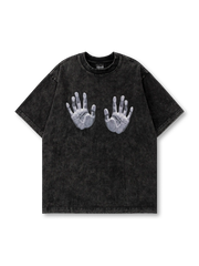ヴィンテージウォッシュ加工のブラックコットンTシャツに実寸大の両手シルクスクリーンプリントを施したオーバーサイズTシャツ。