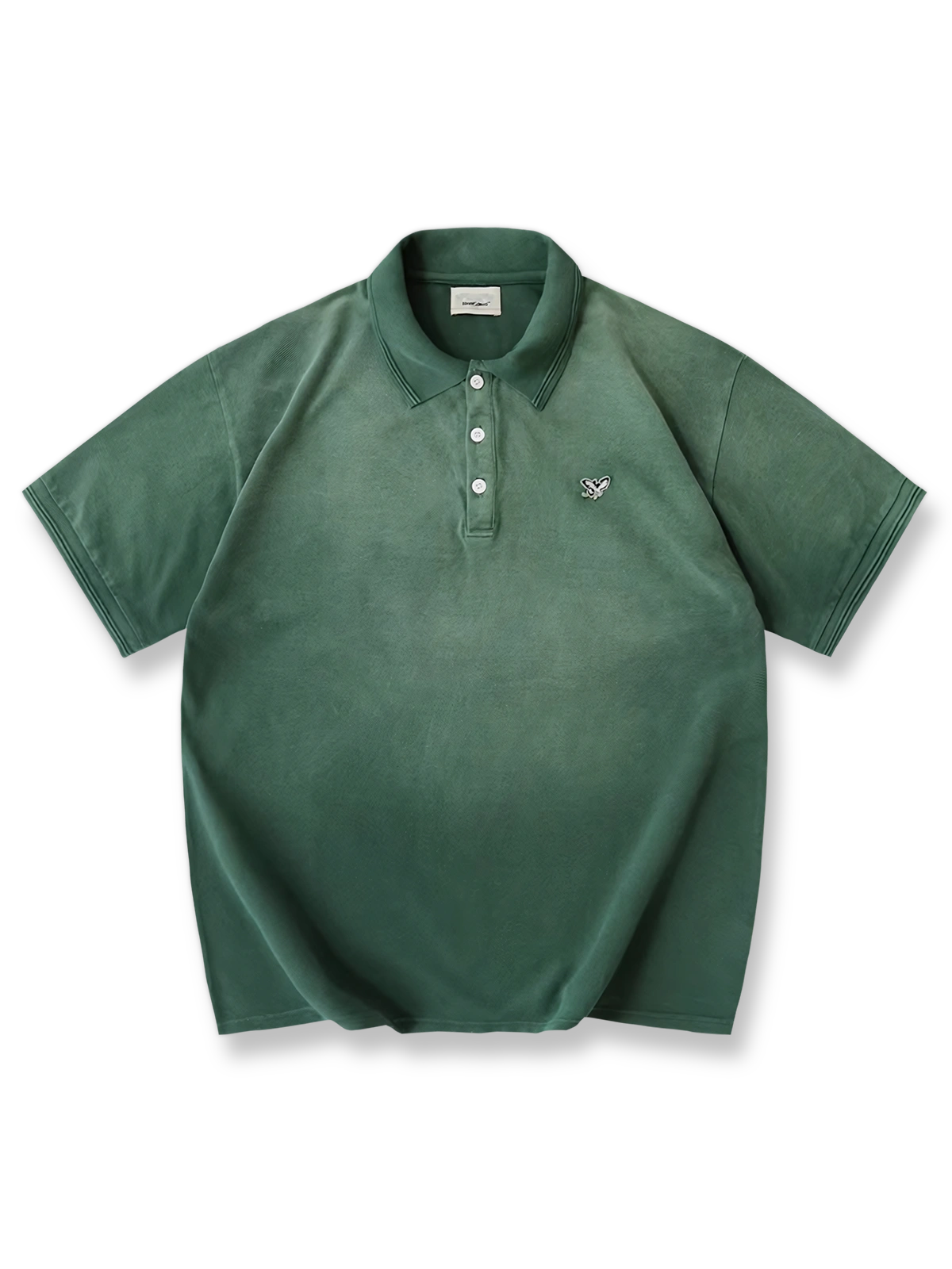 ヴィンテージウォッシュとフェード加工が施されたポロシャツ。