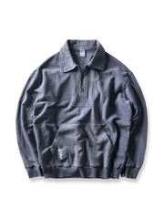 ガーメントウォッシュ加工によるヴィンテージ風スウェット。ハーフジップフラップカラーと前ポケット、ゆったりシルエットを特徴とするアイテム。