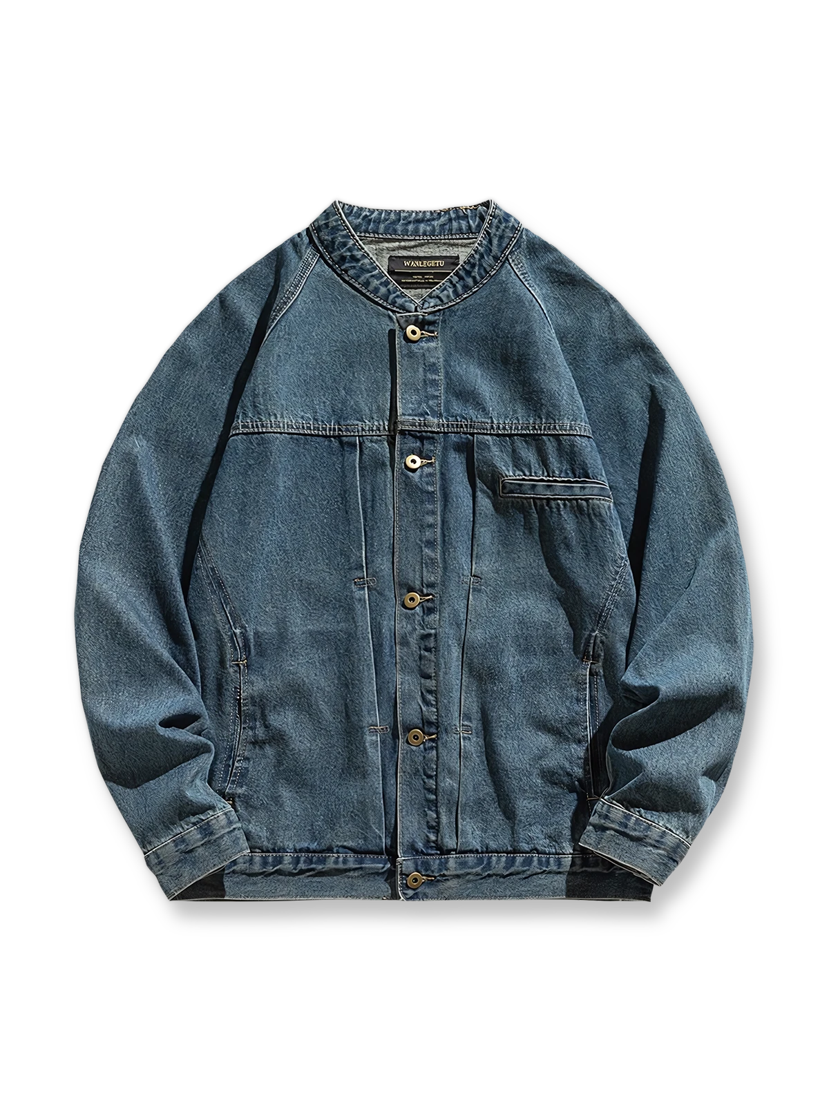 ヴィンテージウォッシュ加工とスタンドカラーが特徴のデニムジャケット。