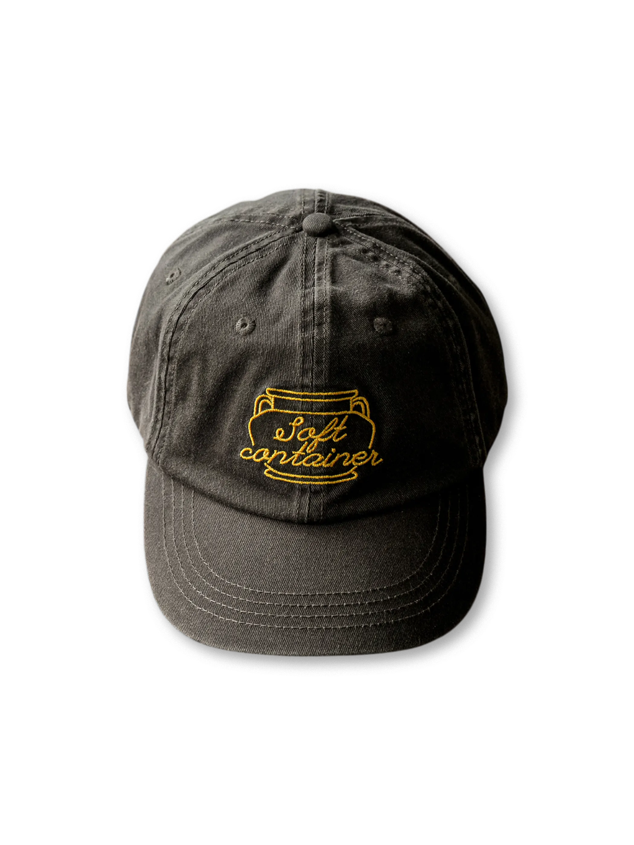 レーシングトロフィー刺繍が映えるヴィンテージ風ウォッシュドコットンキャップ