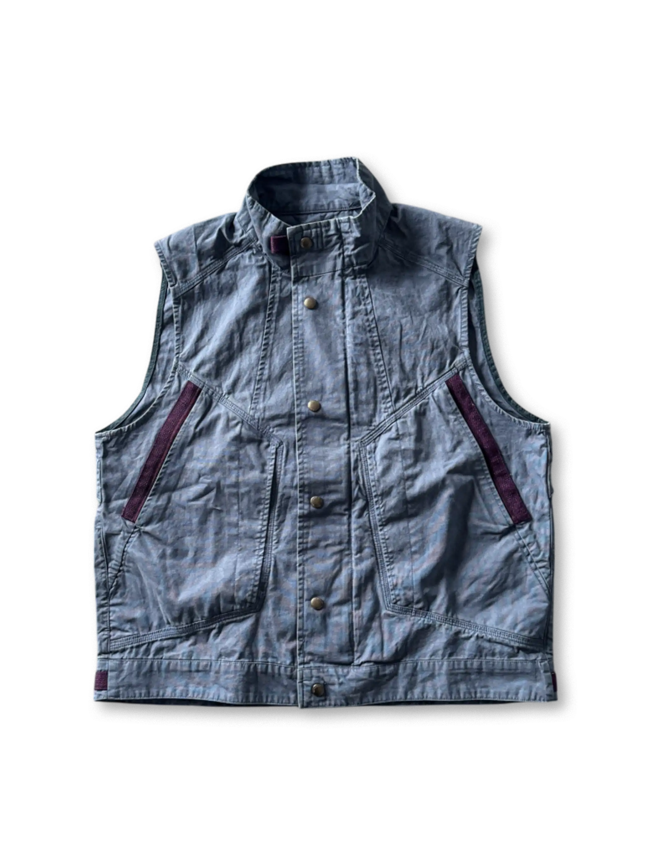 水洗い加工と配色ポケットが特徴のワークベスト。ゆったりシルエットでレイヤードに最適。