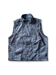 水洗い加工と配色ポケットが特徴のワークベスト。ゆったりシルエットでレイヤードに最適。
