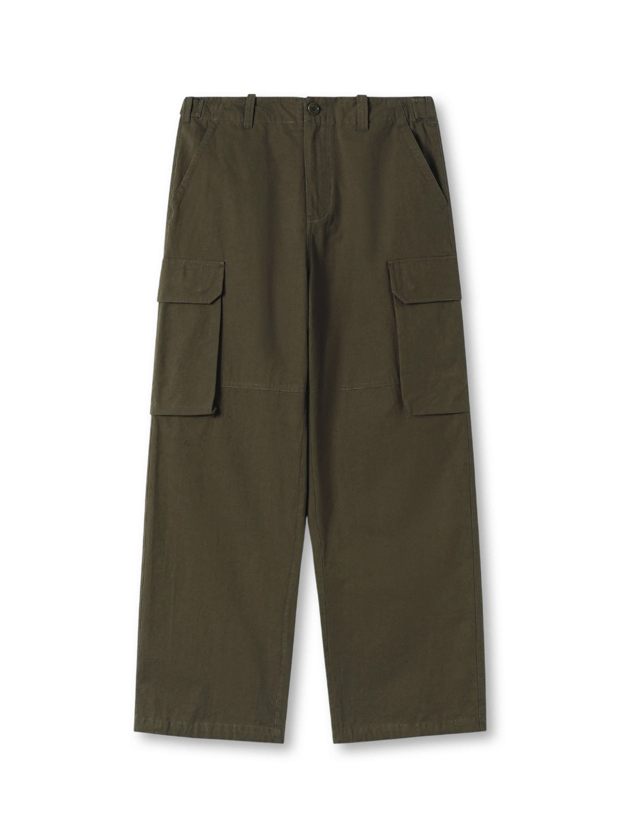 ウォッシュ加工と大容量カーゴポケットが特徴のコットンスラブカーゴパンツ