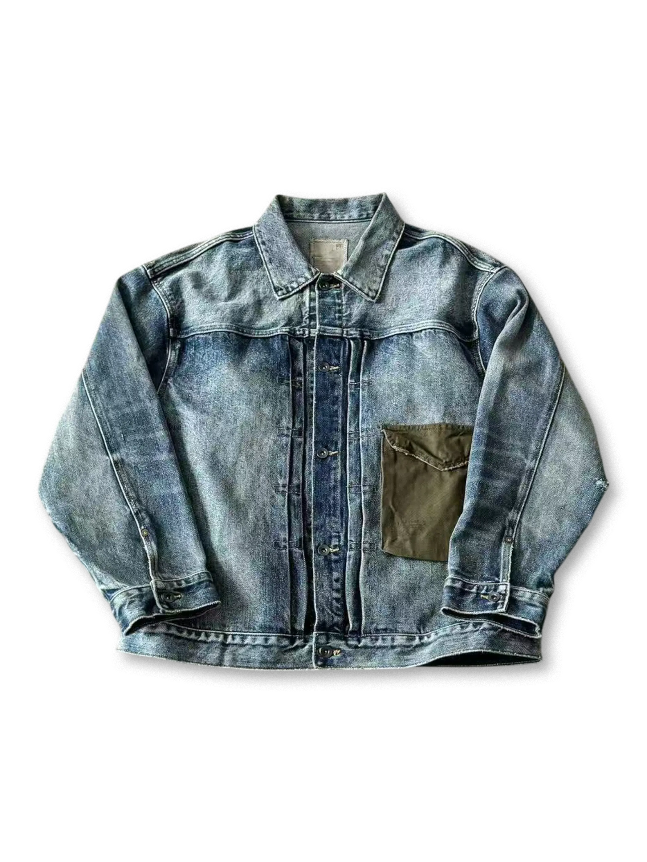 高品質デニム使用のウォッシュ加工ヴィンテージジャケット。胸ポケット付きで機能的。