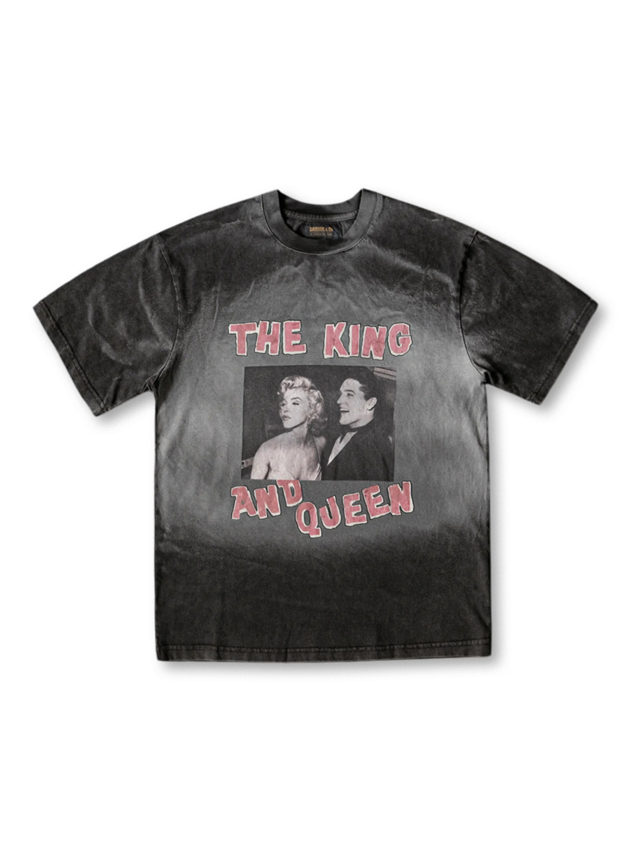 1970年代風ウォッシュ加工と直喷プリントで表現されたガルボ、モンロー、エルヴィスの夢の共演が映えるヴィンテージ風Tシャツ。