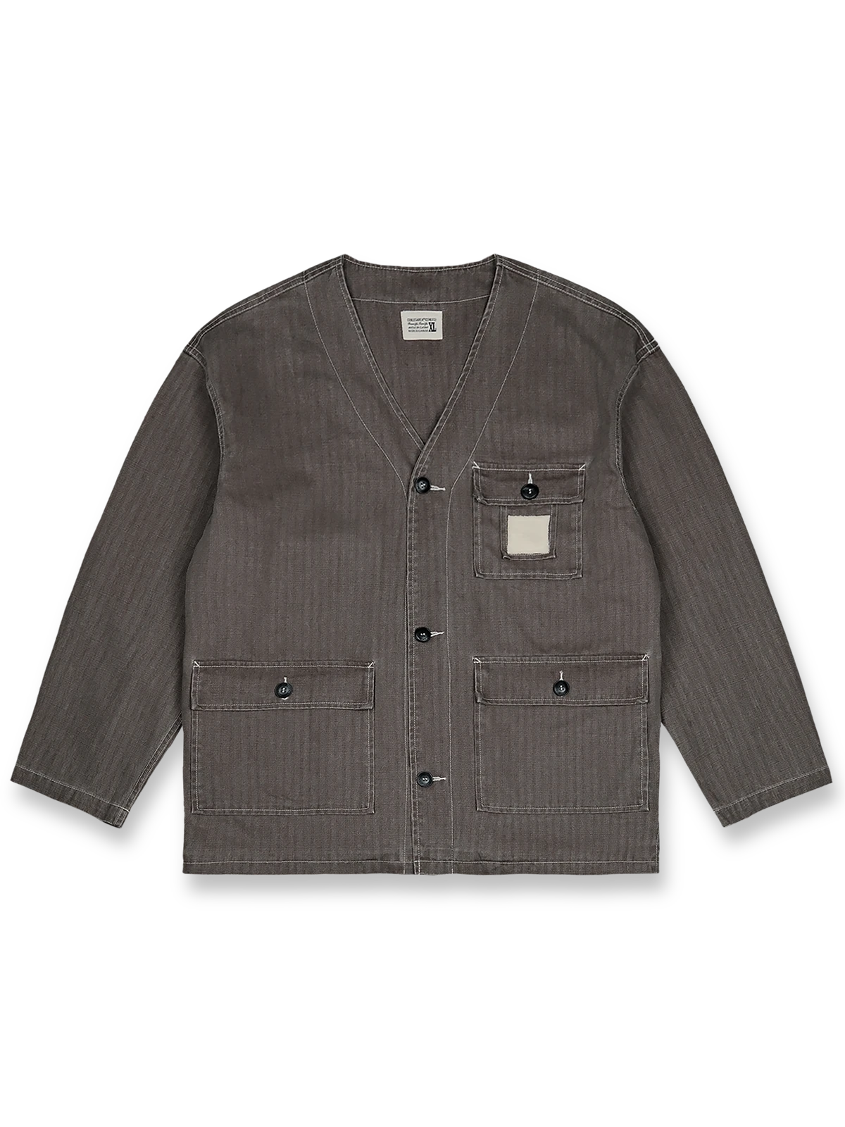 ヴィンテージ加工ノーカラーフィッシングジャケットの全体正面画像、裾ポケットとラムウールアクセント胸ポケットのディテール。