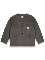 ヴィンテージ加工ノーカラーフィッシングジャケットの全体正面画像、裾ポケットとラムウールアクセント胸ポケットのディテール。