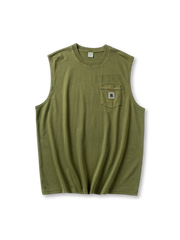 厚手コットン素材とヴィンテージウォッシュ加工が特徴のポケットベスト、広めのアームホールで快適な着心地