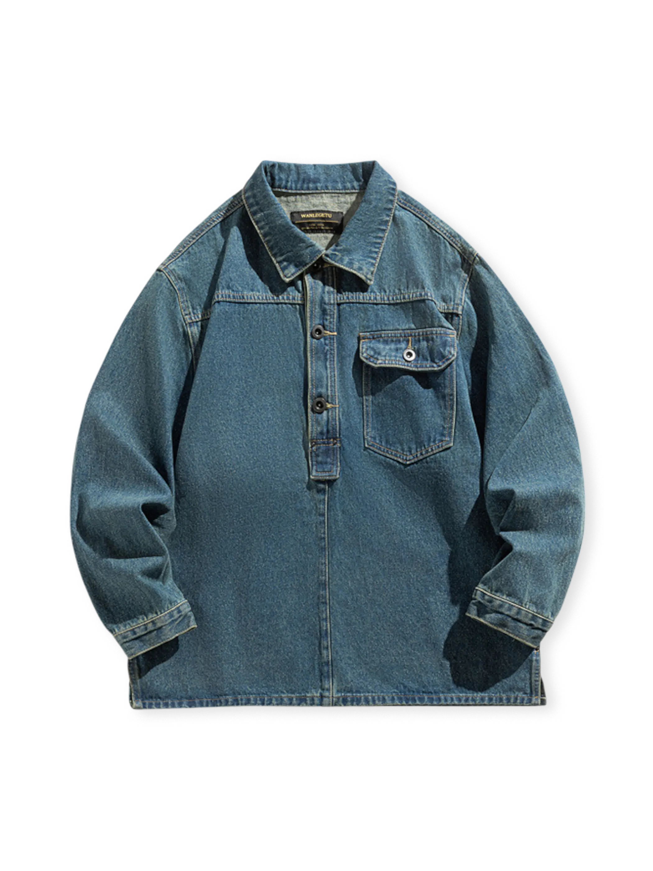 ウォッシュ加工とフラップポケットが特徴のヴィンテージ風ワークデニムジャケット。リラックスシルエットと実用性を両立。
