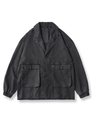 ワックス加工の質感と大きなポケットが特徴のテーラードジャケットの全体像。