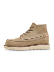 サハラスエードと粗いステッチが特徴のヴィンテージワークブーツ、波形トレッドソールとかかとレザータグを配した全体像。