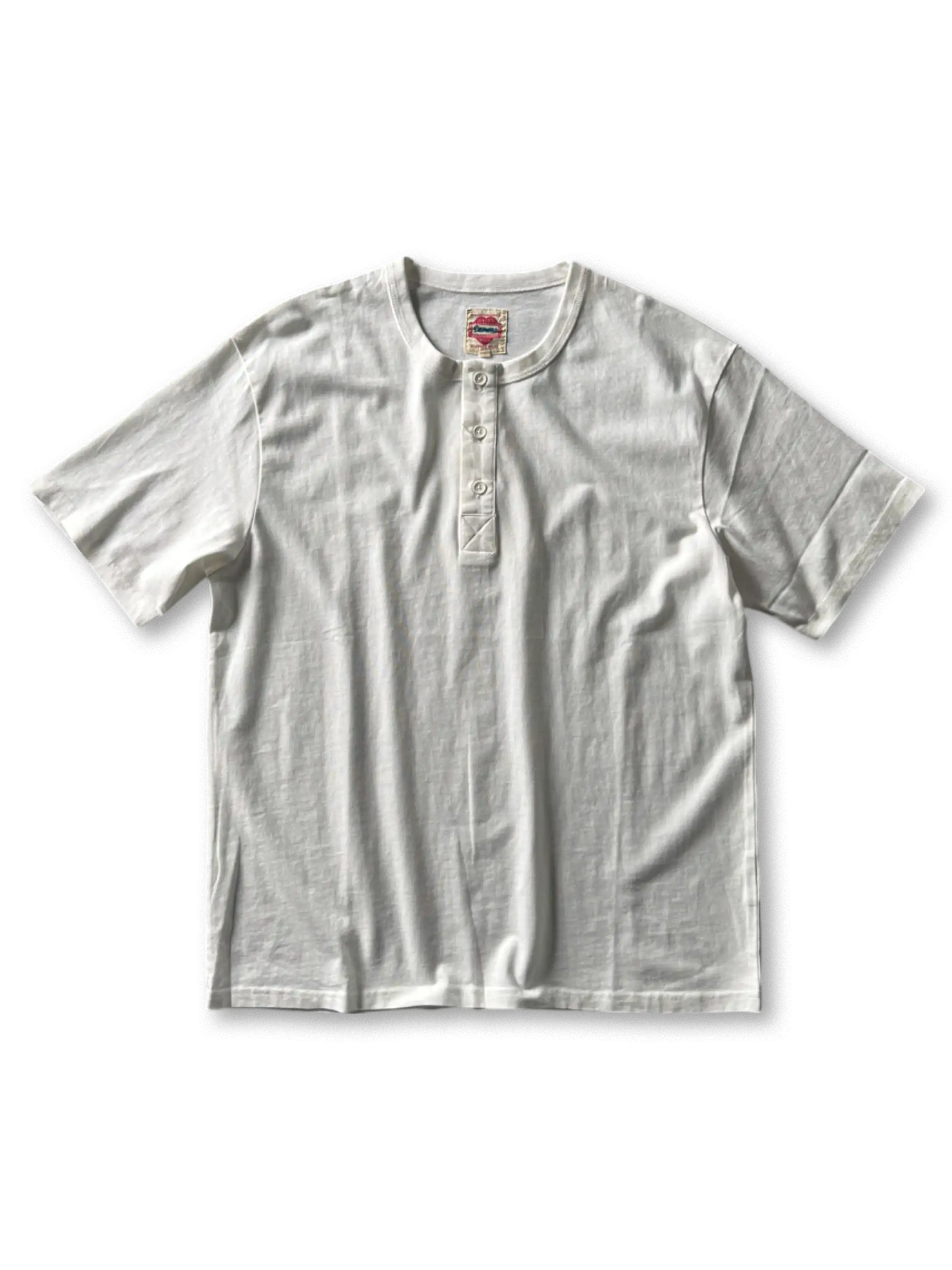 ウォッシュ加工とワークテイストが映えるヘンリーネックTシャツ