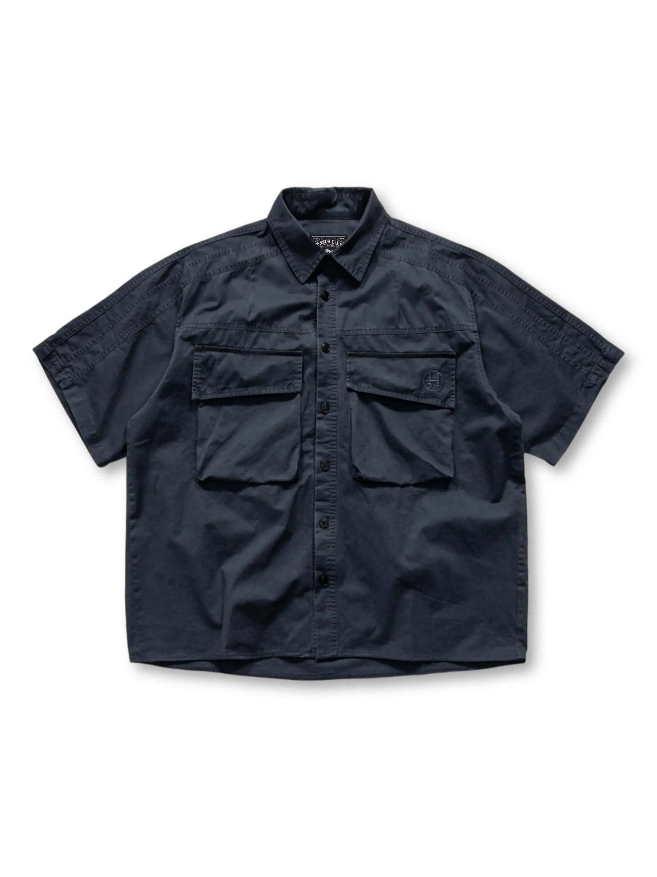 アメリカンヴィンテージ風の立体ポケットが特徴のコットンオーバーシャツ