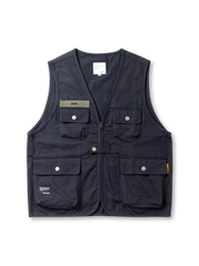 ウォッシュ加工と多ポケットが特徴のタフなコットンキャンバスベスト