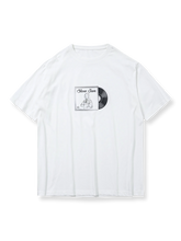 レコード盤をモチーフにした「VINYL RECORD」プリントのクルーネックTシャツ