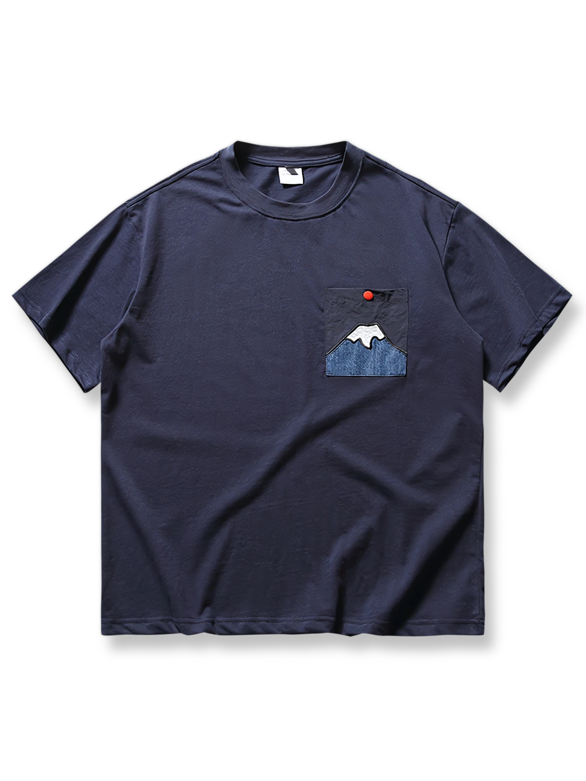 ポケットに火山を刺繍した純綿リラックスフィットTシャツ