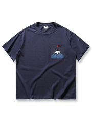 ポケットに火山を刺繍した純綿リラックスフィットTシャツ