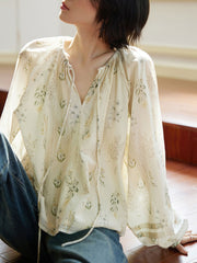 詳細画像: フレンチスタイルのウォーターグリーンVネックルーズシフォンブラウスの詳細図。タイ付きネックとラグランスリーブのデザインを展示。