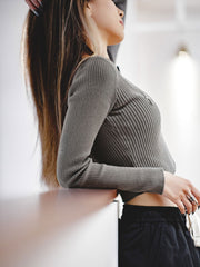 Vネックリブニットセーター