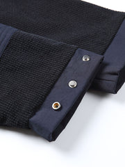 ジャケットの大ポケットとVネックカラーブロックデザインのディテール