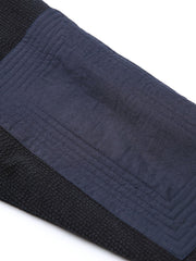 ジャケットの大ポケットとVネックカラーブロックデザインのディテール