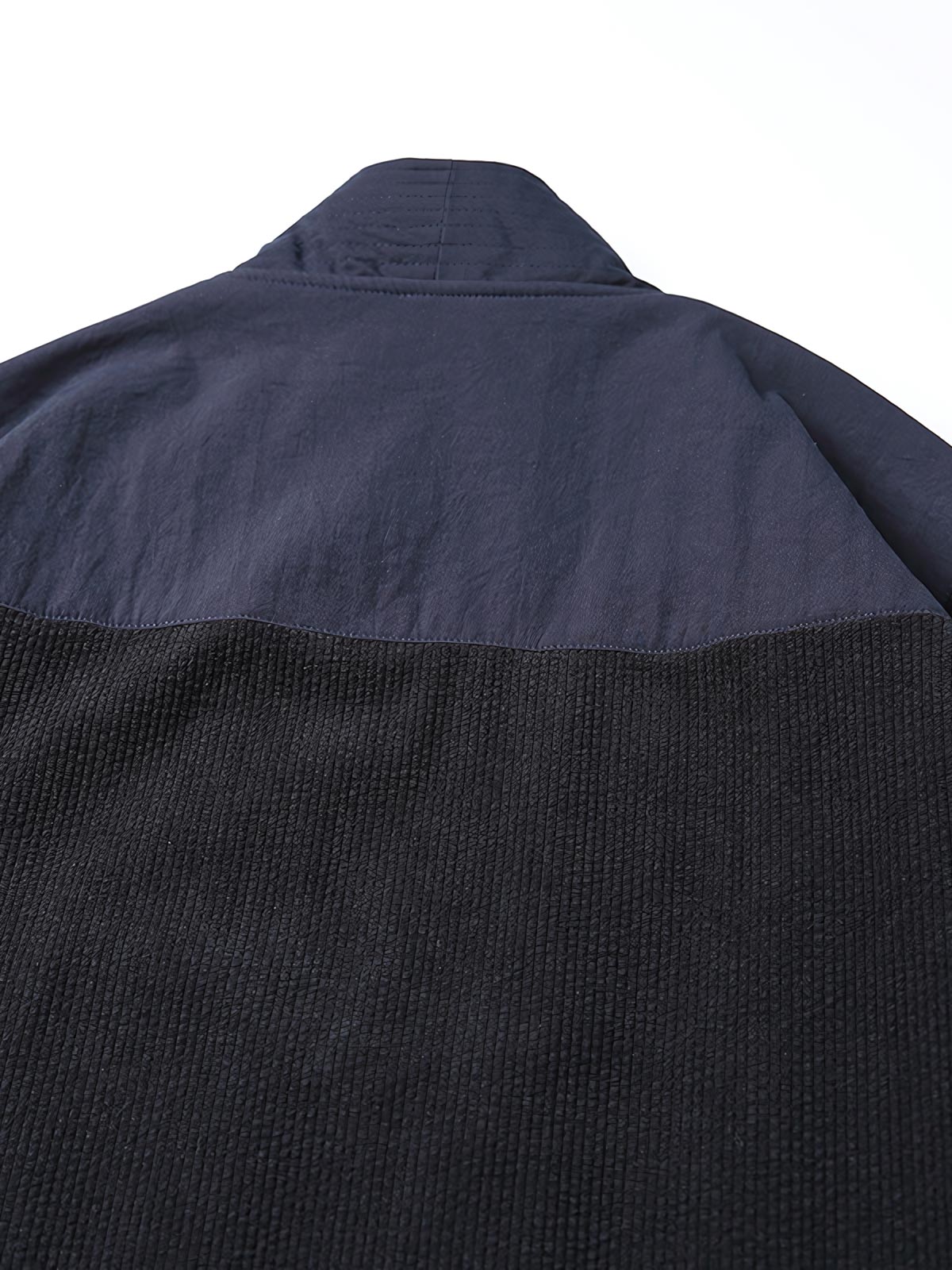 ジャケットの大ポケットとVネックカラーブロックデザインのディテール