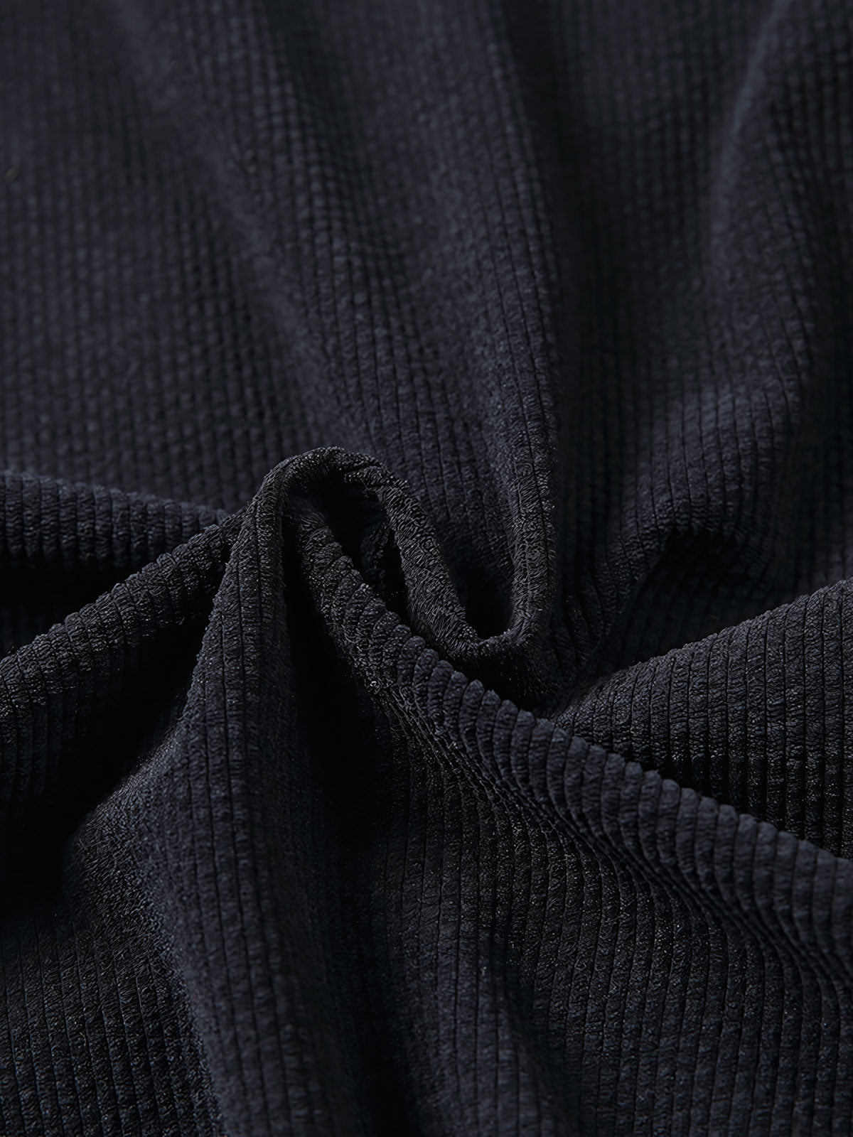 ジャケットの大ポケットとVネックカラーブロックデザインのディテール