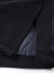 ジャケットの大ポケットとVネックカラーブロックデザインのディテール