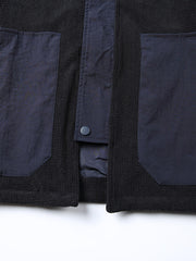 ジャケットの大ポケットとVネックカラーブロックデザインのディテール